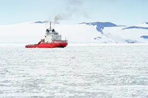 Channel: Ice Breaker at work in front of MacMurdo station