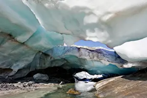 Retreat: Ice cave and glacier snout of Schlatenkees