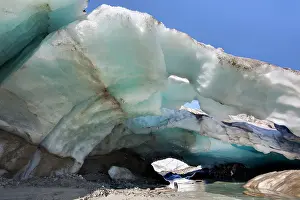 Retreat: Ice cave and glacier snout of Schlatenkees