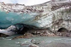Retreat: Ice cave and glacier snout of Schlatenkees