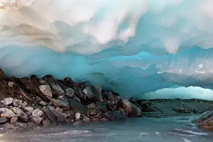 Retreat: Ice cave and glacier snout of Schlatenkees