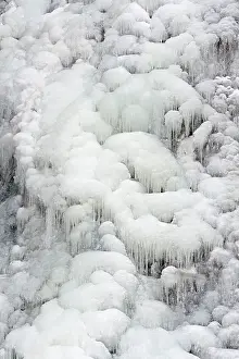 Ballons: Ice-covered rocks and branches at the side of a waterfall
