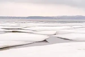 Floe: Ice floe on a frozen lake in the wintertime in D