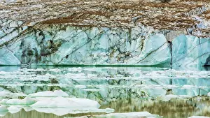 Icefields: Icebergs on glacial meltwater under Mount Edith