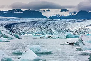 X1abd6c: Icebergs in the glacier lagoon of glacier Vatnaj&, x1abd6c;l
