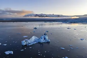 Glaciers: Icebergs in glacier lagoon, Vatnajokull glacier