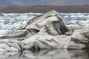 Vatnajoekull: Icebergs in Joekusarlon glacial lake - Iceland