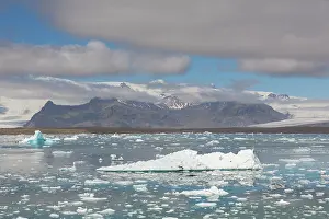 Vatnajoekull: Icebergs in Joekusarlon glacial lake - Iceland