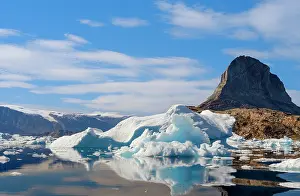 Fjord: Icebergs near Ikerasak in the Uummannaq Fjord System