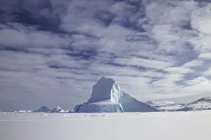 Nunavut: Icebergs, seen from frozen fjord, coast of Baffin