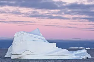 Conserve: Icebergs at sunrise, Cape York, West Coast