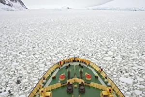 Ferry: Icebreaker Kapitan Chlebnikow with tourists, breaking