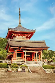 Buddhist: The iconic Kiyomizu-dera temple and mountain view o