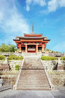 Typical: The iconic Kiyomizu-dera temple and mountain view o