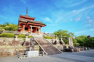 Typical: The iconic Kiyomizu-dera temple and mountain view o