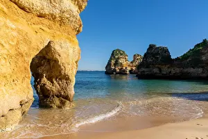 Algarve: idyllic beautiful beach with rock formations and