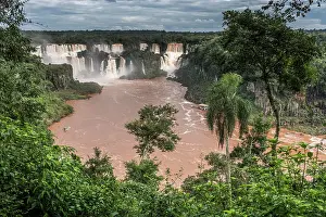 Parana: Iguaz&, x2837874;erfalls of the river Iguaz&, x2b208af;rder