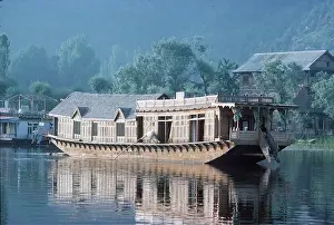 Mooring: India - Houseboat on lake being poled to new mooring