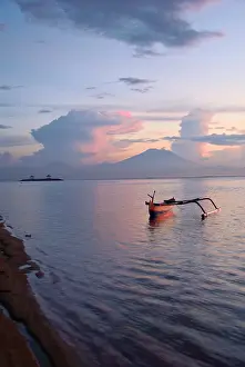Gunung: Indonesia, Bali. Sunrise on fishing boat