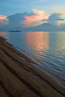 Gunung: Indonesia, Bali. Sunrise on Sanur Beach