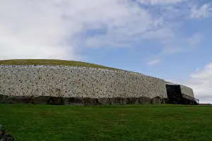Kymri: Ireland, Newgrange. Newgrange Passage Tomb