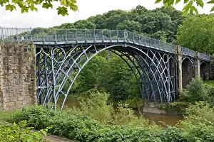 Severn: Iron bridge at Colabrookdale spanning gorge of