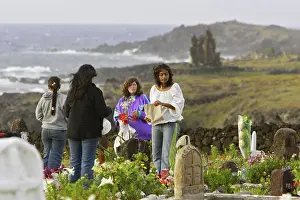 Hanga: Islanders in the cemetery (on All SaintsI Day)