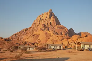 Isolation: The isolated Spitzkoppe mountain (1728 m)