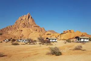 Isolation: The isolated Spitzkoppe mountain (1728 m)