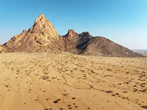 Eroded: The isolated Spitzkoppe mountain (1728 m) majestically rises above the surrounding desert plains