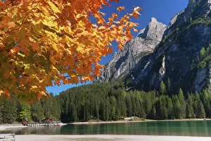 Pragser: Italy - Lago di Braies / Pragser Wildsee in autumn