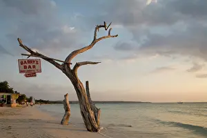 Party: Jamaica, Negril, Setting sun lights bar