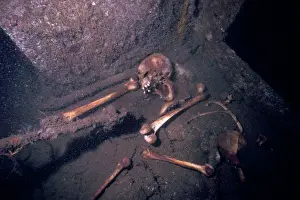 Wrecks: Japanese soldier skeleton - Remaines of a WW2 Japanese