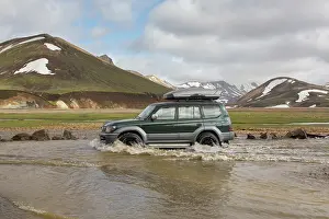 Tour: Jeep crossing a river in the high mountains of Landmannalaug