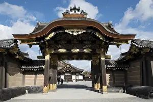 Gates: Karamon Gate - leading into Ninomaru-goten Palace