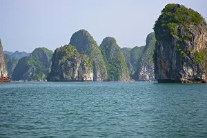 Connie: Karst formations, Cat Ba national park