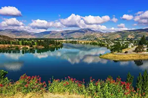 Waipounamu: The Kawarau river and town of Cromwell, Central
