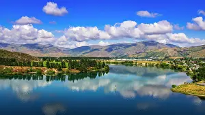 Hemisphere: The Kawarau river and town of Cromwell, Central