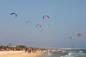 Tarifa: Kite surfers - on the beach of Tarifa