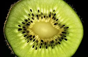 Kiwis: KIWI Fruit - cross section showing seeds