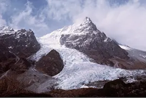 Features: KYANGIN GLACIER