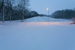 Drentsche: Kymmelsberg in snow by night lit by street light