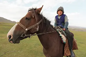 Halter: Kyrgyz boy on his horse - Kyrgyzstan