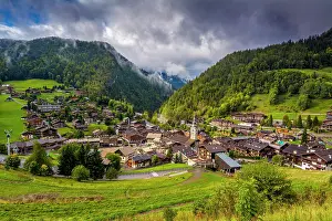 Gloomy: La Clusaz village, departement Haute-Savoie, Auvergne-Rhone-