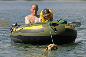 Ropes: Labrador bringing back inflatable boat to shore France