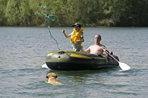 Ropes: Labrador bringing back inflatable boat to shore France