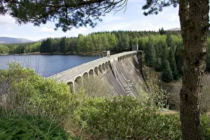 Lochs: Laggan DAM - between Loch Oich and Loch Lochy