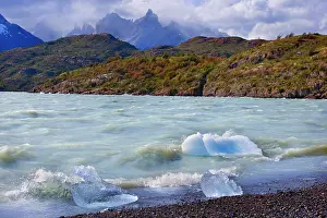 Encompassing: Lago Grey - mountain scenery in autumn encompassing