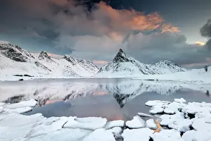 Floes: Lagoon with ice floes, behind them snow-covered