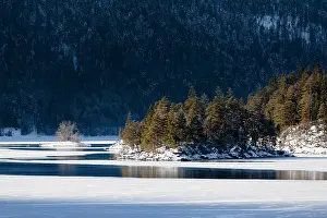 Cable: Lake Eibsee during winter with the Wetterstein